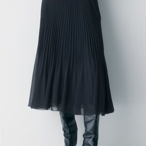 Aritzia Twirl Pleated Skirt